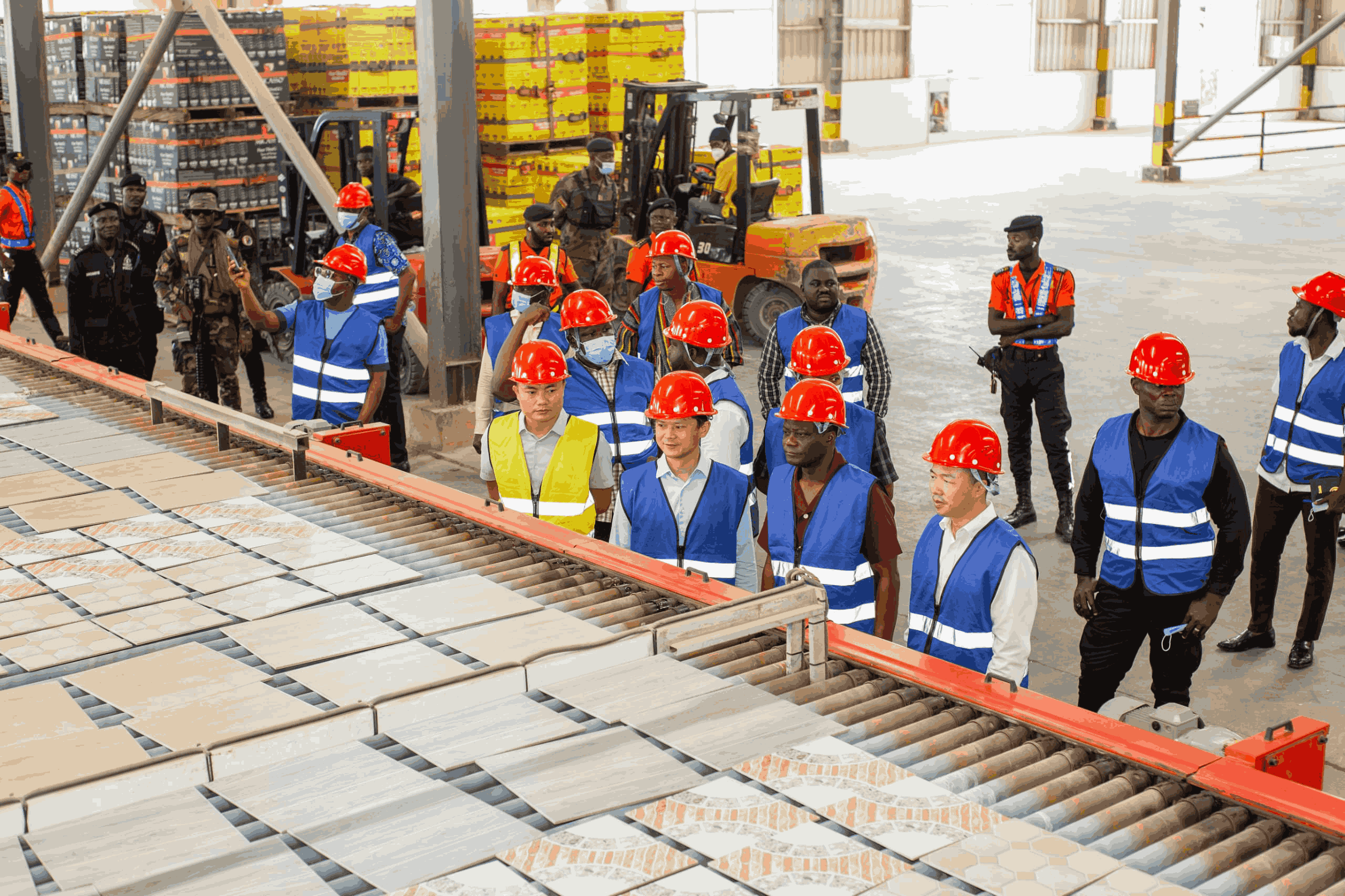 Bộ trưởng nhà cái bet88 vực phía tây Ghana, ông Hon. Joseph Nelson, ghé thăm Gốm sứ Twyford Ghana để mở ra một chương phát triển mới